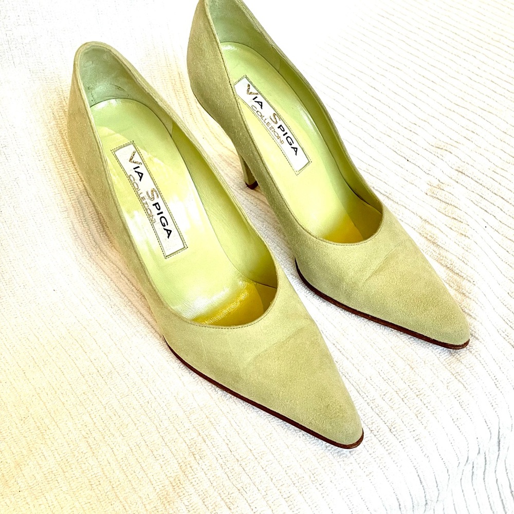 Via Spiga size 6 pale apple green suede 4” heels used only couple of times.
